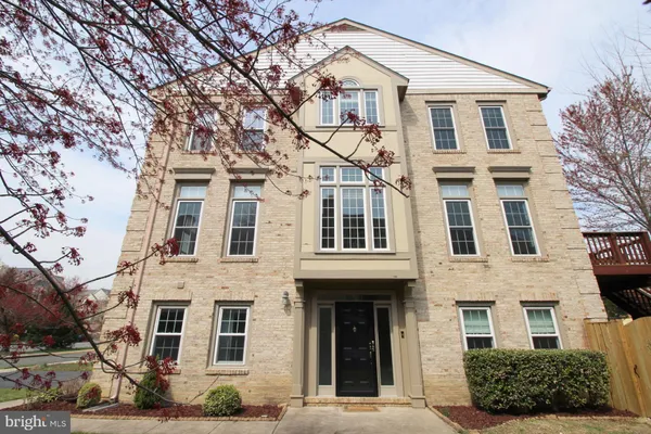 $3,800 | 6423 Little Potters Lane, Alexandria, VA 22310