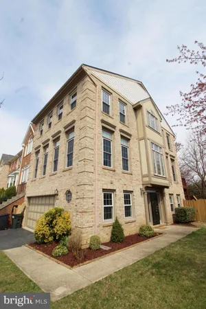 $3,800 | 6423 Little Potters Lane, Alexandria, VA 22310