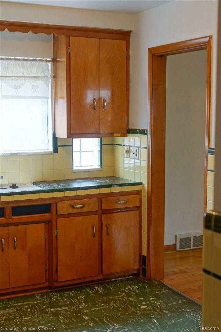 7644 Miller Road Dearborn, MI 48126 - Photo 12 of 33 15 - kitchen - door to dining room (1).jpg