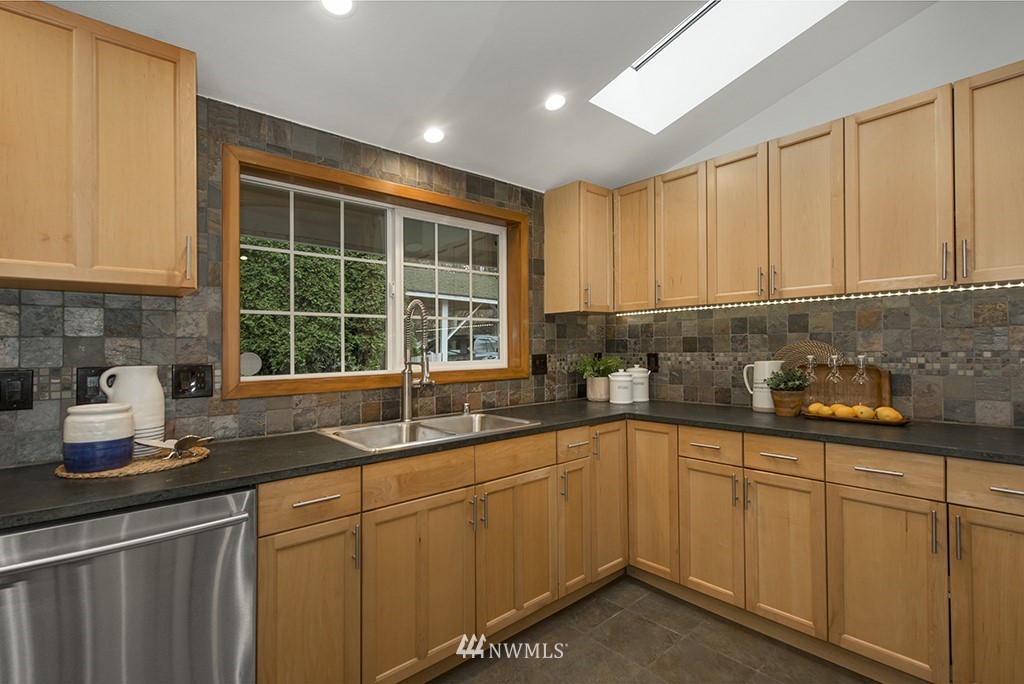 537 30th Avenue East Seattle, WA 98112 - Photo 15 of 37