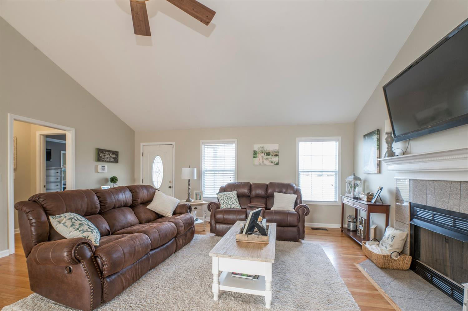209 Ridgecrest Drive Lancaster, KY 40444 - Photo 4 of 36 The great room has a vaulted ceiling, ha
