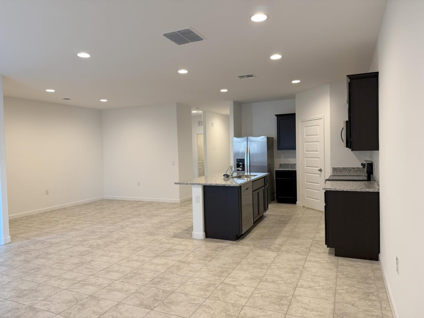 1840 West Spaulding Avenue Apache Junction, AZ 85120 - Photo 26 of 53 a large kitchen with stainless steel appliances a large counter top a stove and a refrigerator