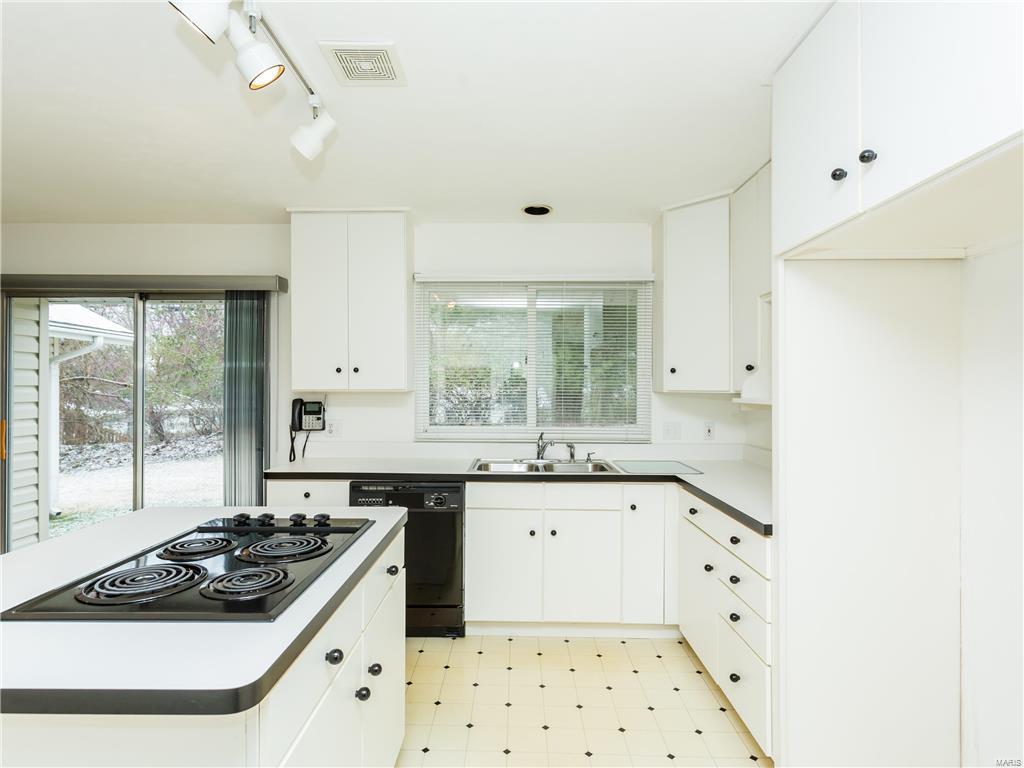 809 Somerton Ridge Drive Creve Coeur, MO 63141 - Photo 8 of 24