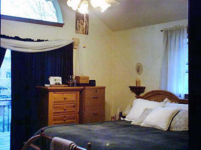 102 Ravenhill Road Tamiment, PA 18371 - Photo 6 of 8 master bed