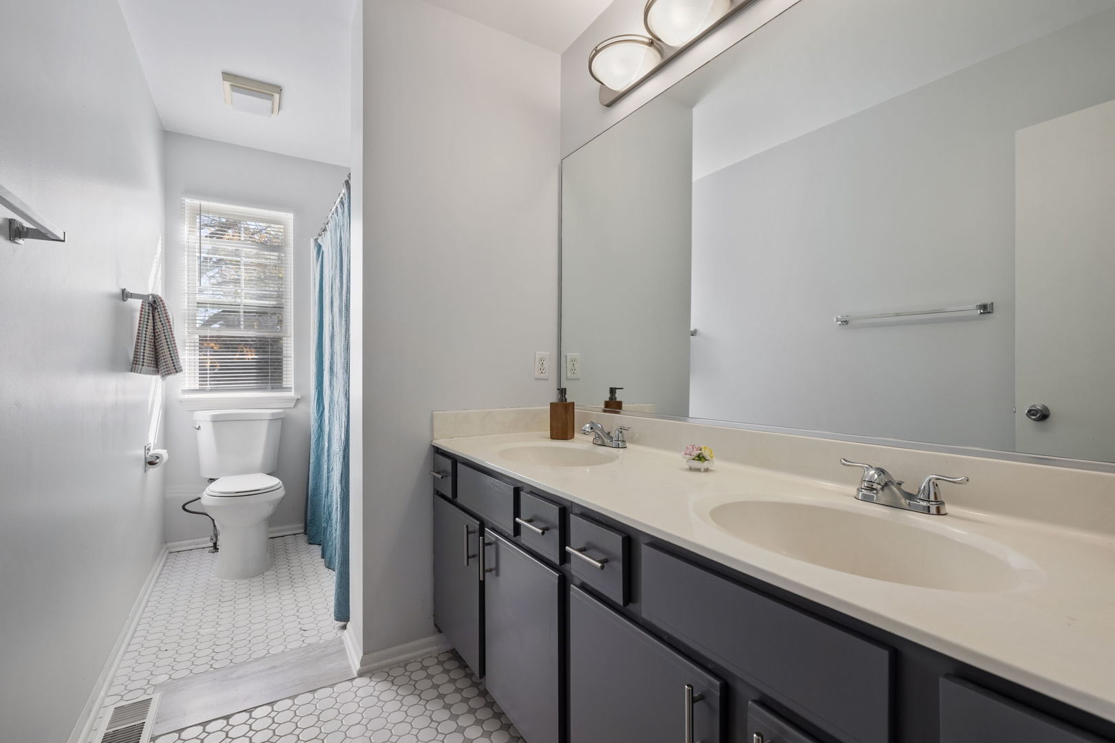 14058 South Hemingway Circle Plainfield, IL 60544 - Photo 13 of 23 a bathroom with a sink toilet and a mirror