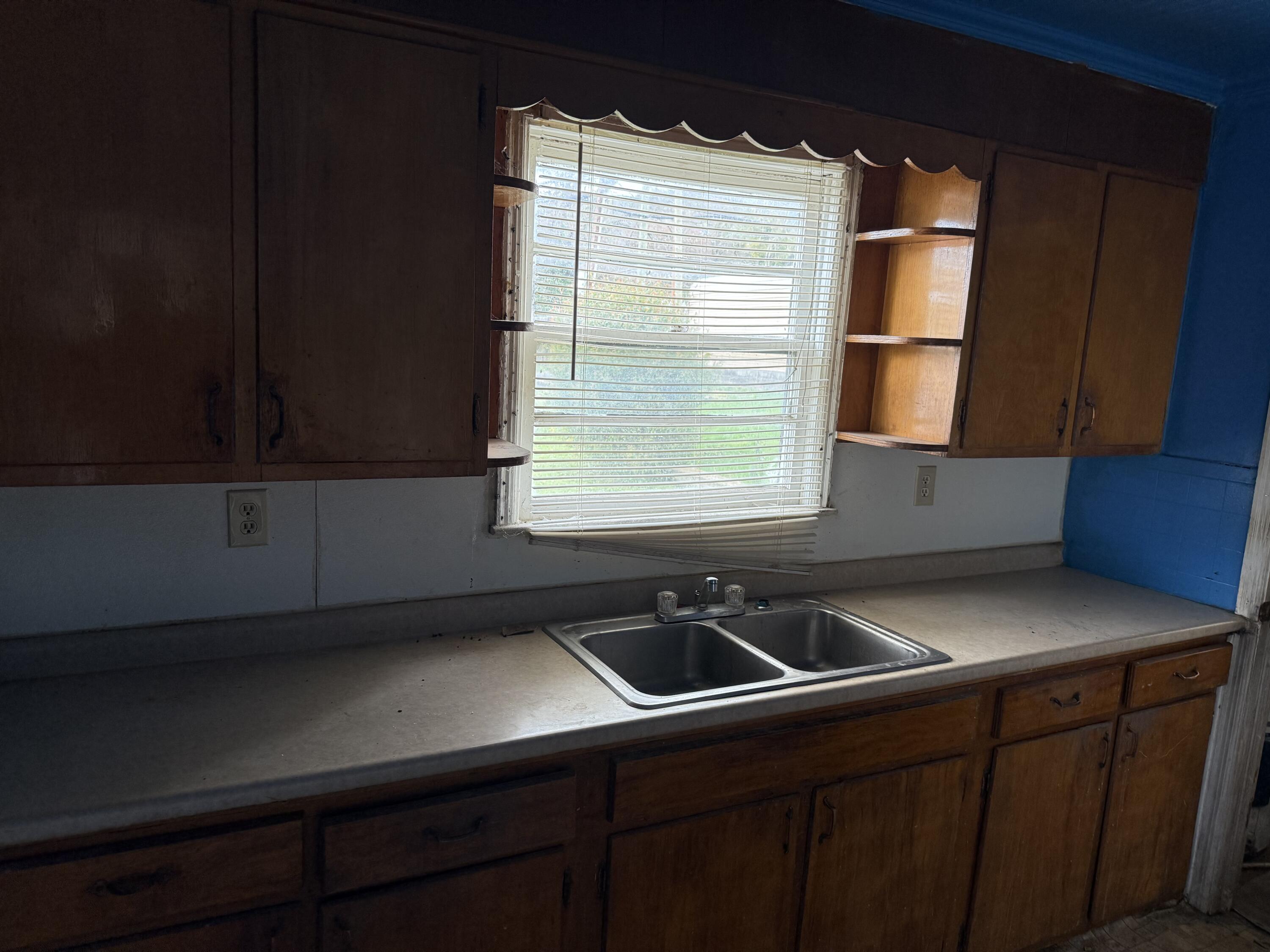 422 West Ridgeway Street Clifton Forge, VA 24422 - Photo 8 of 20 IMG_0372
