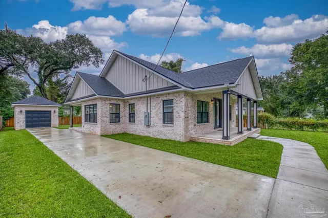 a view of a yard in front of house