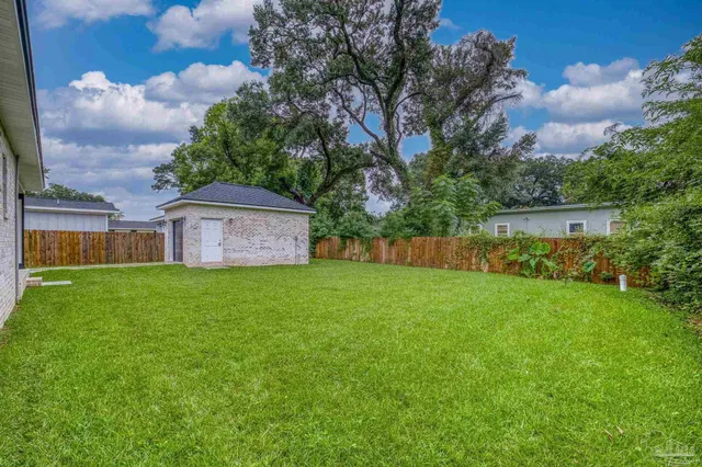 a picture of wall with white walls