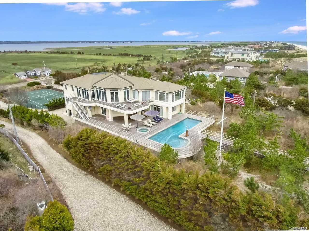 204 Dune Road, Qugoue