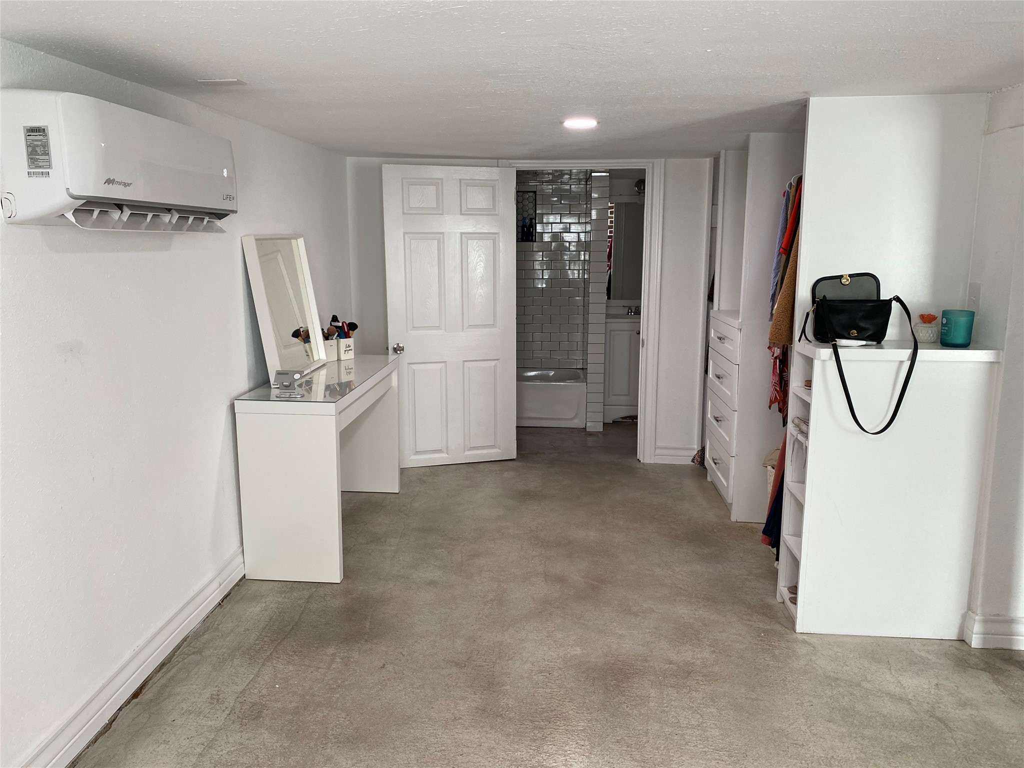 2204 Terry Street Houston, TX 77009 - Photo 4 of 7 Built in closet