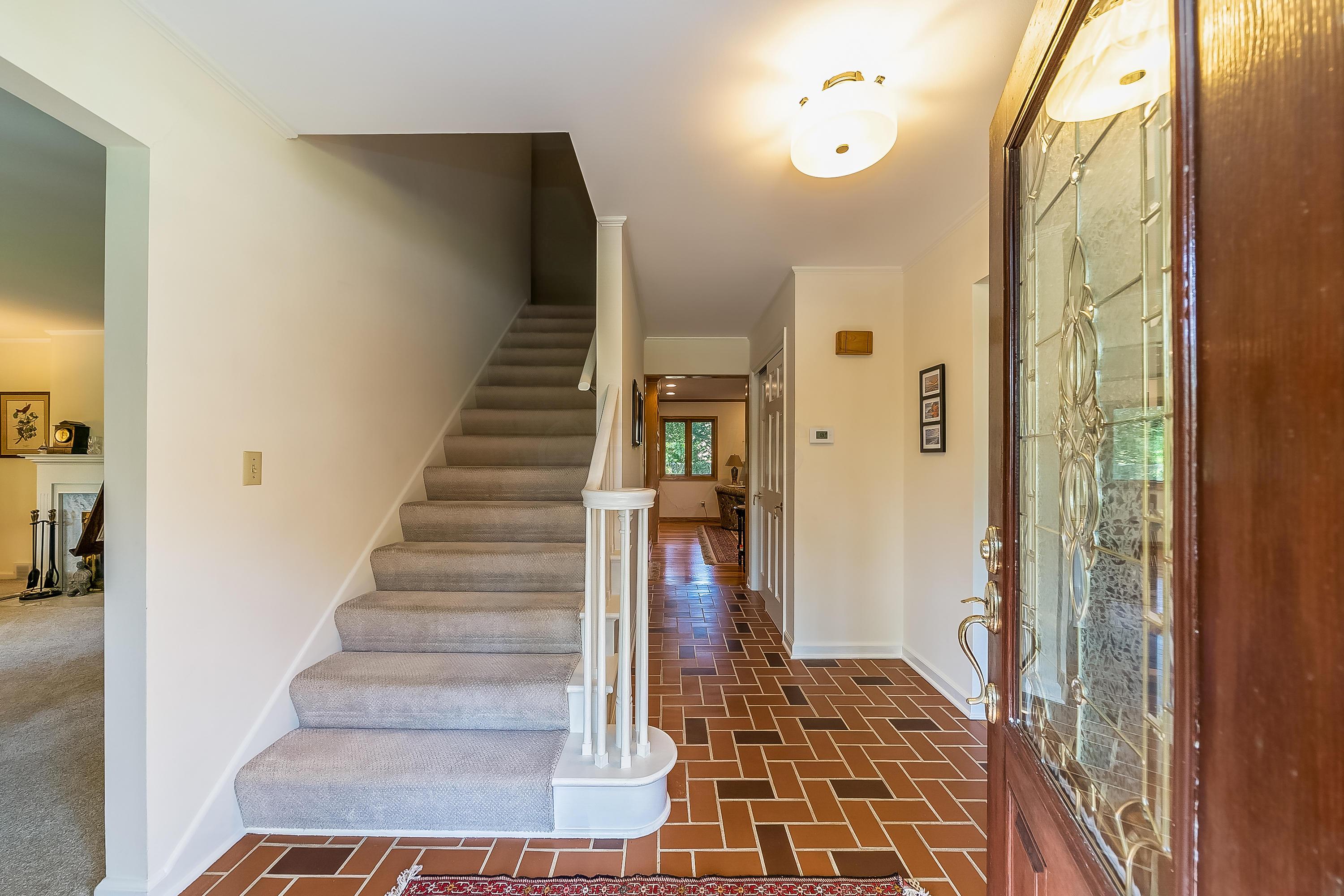 2390 Sheringham Road Columbus, OH 43220 - Photo 3 of 49