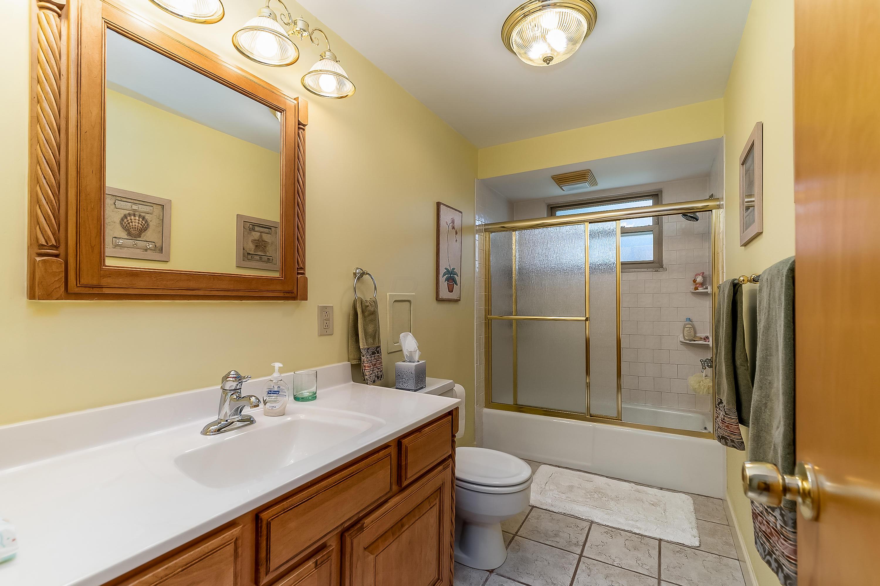 2390 Sheringham Road Columbus, OH 43220 - Photo 34 of 49