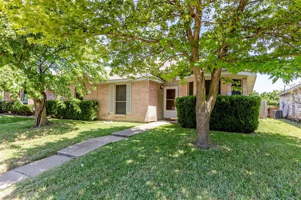 $1,900 | 845 Applewood Drive, Cedar Hill, TX 75104