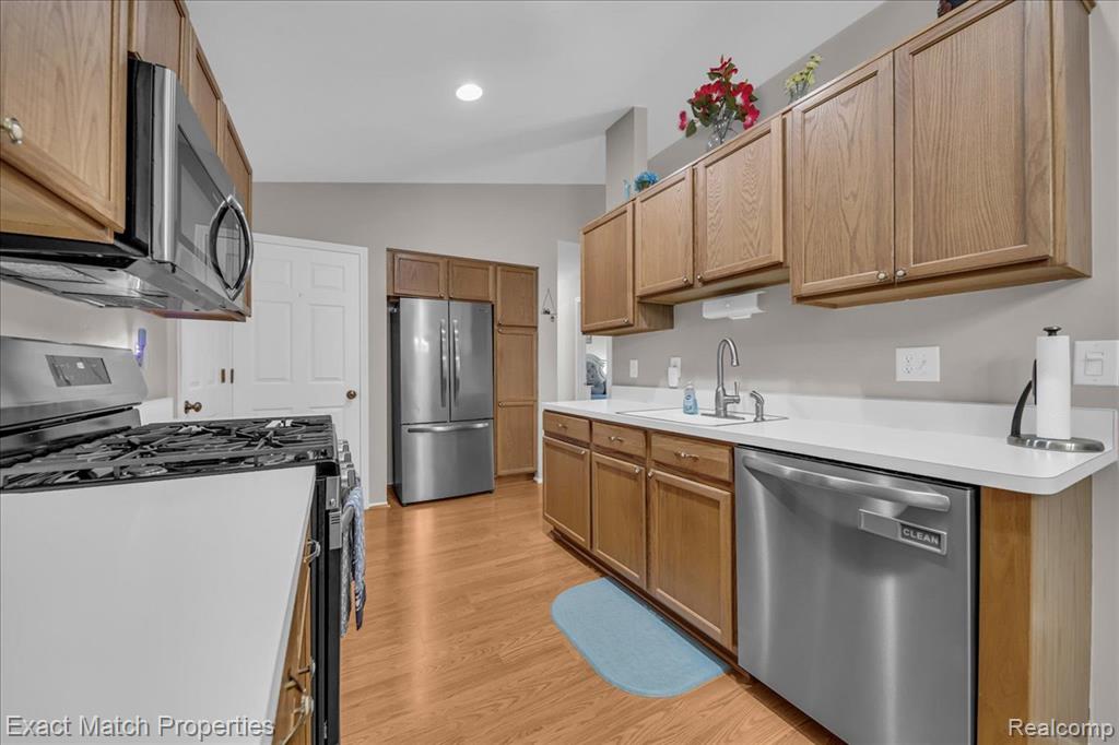 140 Pine Tree Ridge, Unit 2 Waterford, MI 48327 - Photo 22 of 46 Gallery Image 22