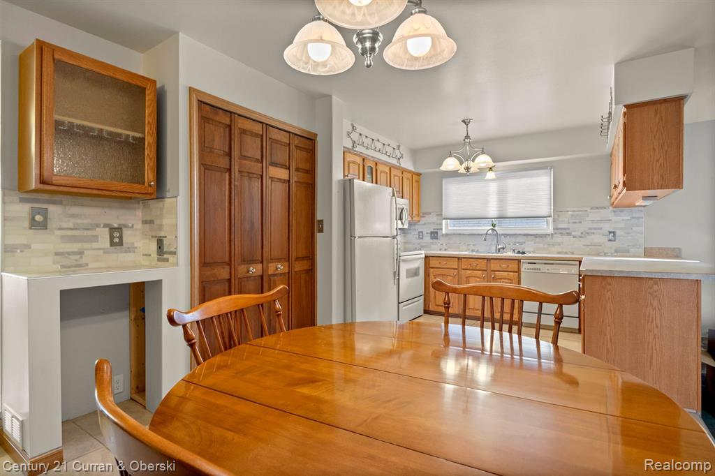 21648 Hall Road Woodhaven, MI 48183 - Photo 4 of 28