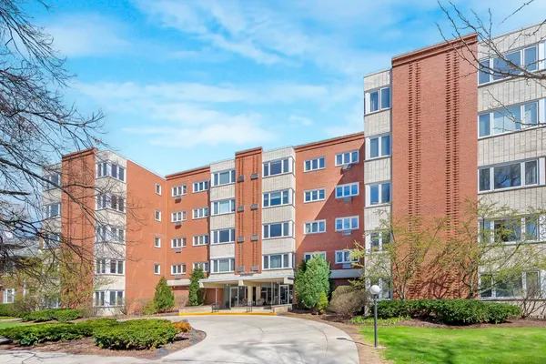 $359,900 | 2033 Sherman Avenue, Unit 507, Evanston, IL 60201