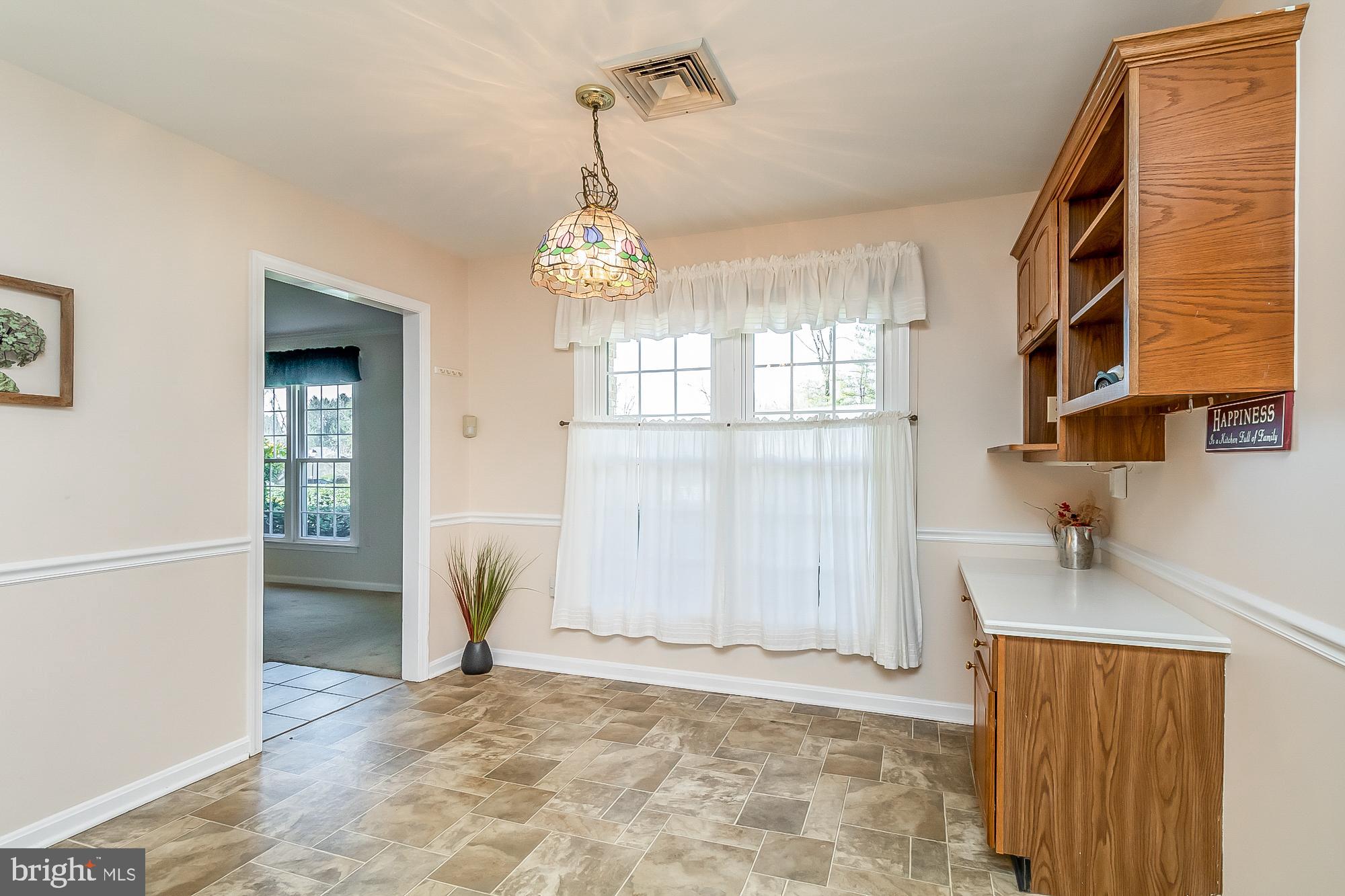 822 Staffordshire Road Cockeysville, MD 21030 - Photo 11 of 27 eat-in kitchen space
