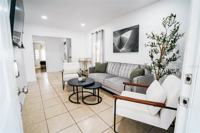 $2,400 | 1361 29th Street South, St. Petersburg, FL 33712