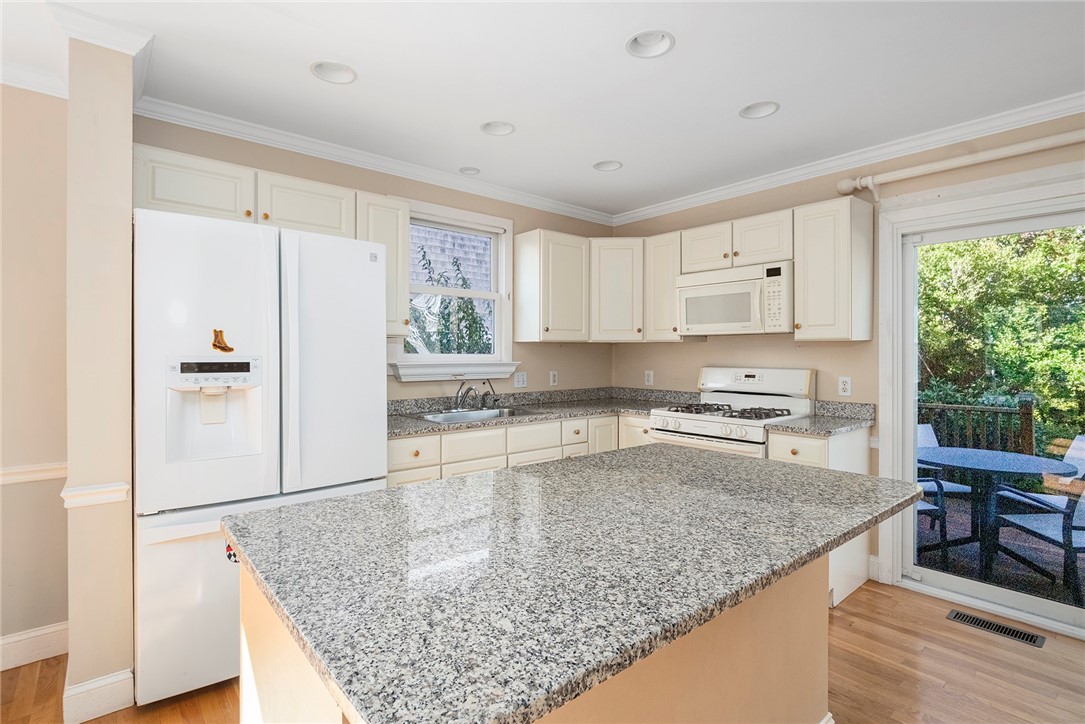 202 Reservoir Road Middletown, RI 02842 - Photo 15 of 50