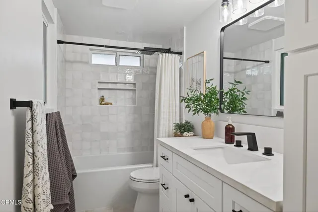 a view of a house with backyard and porch