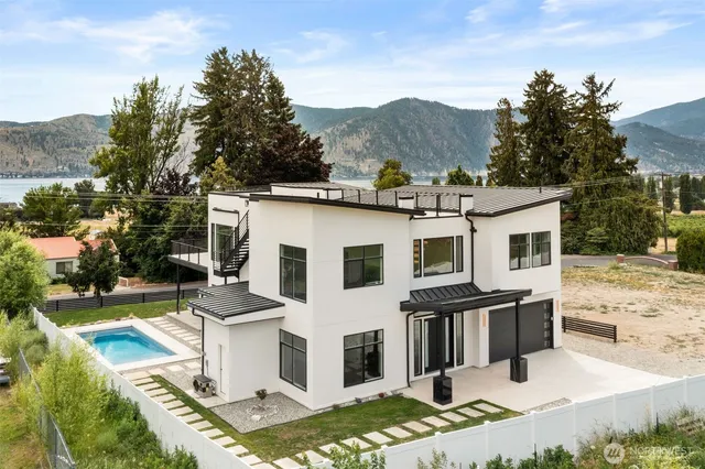 a view of a house with backyard