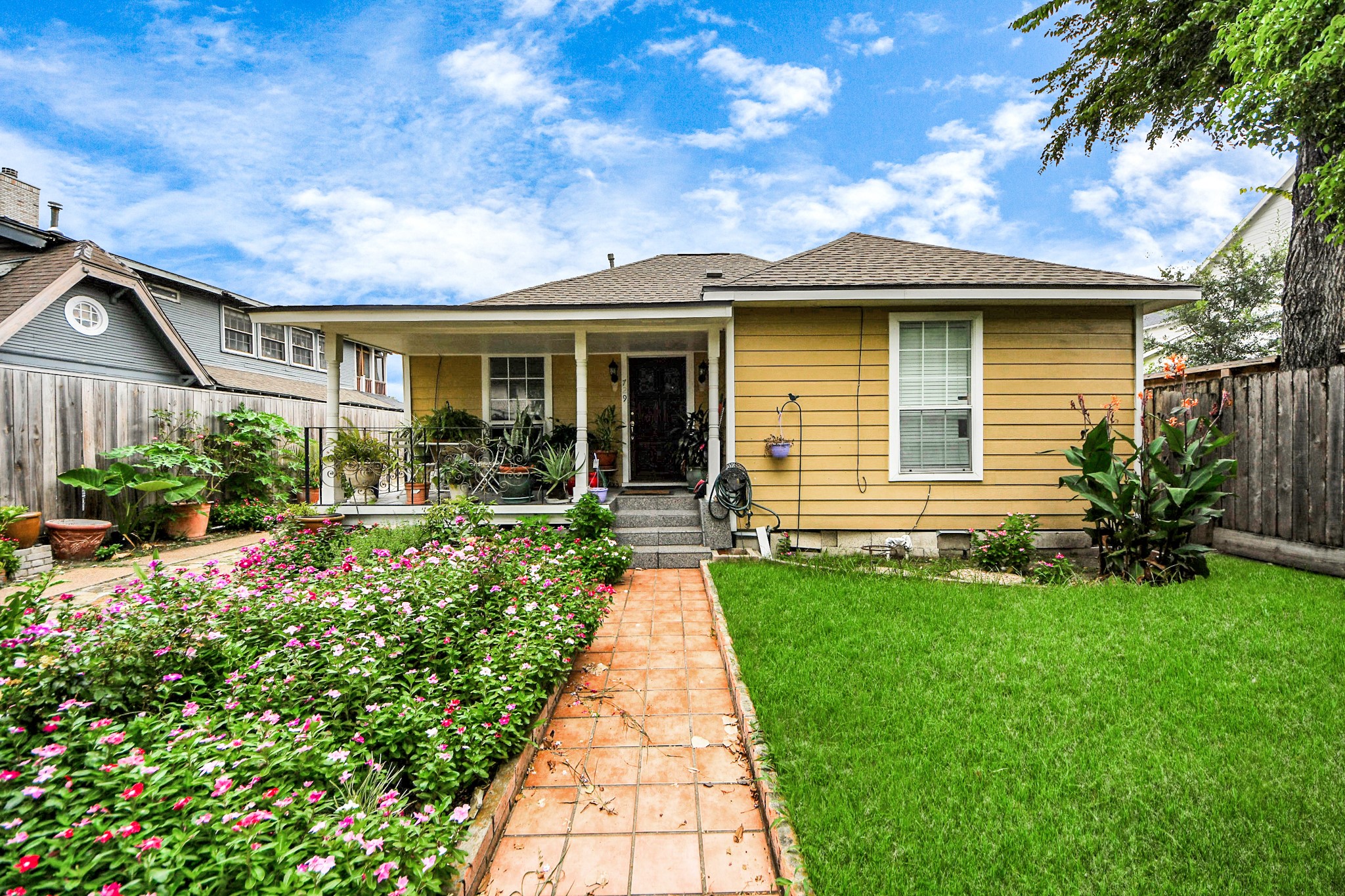 729 East 9th Street Houston, TX 77007 - Photo 11 of 35 a front view of a house with a yard
