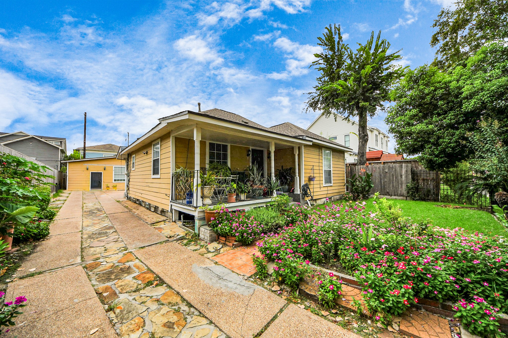 729 East 9th Street Houston, TX 77007 - Photo 12 of 35 a view of a house with wooden fence