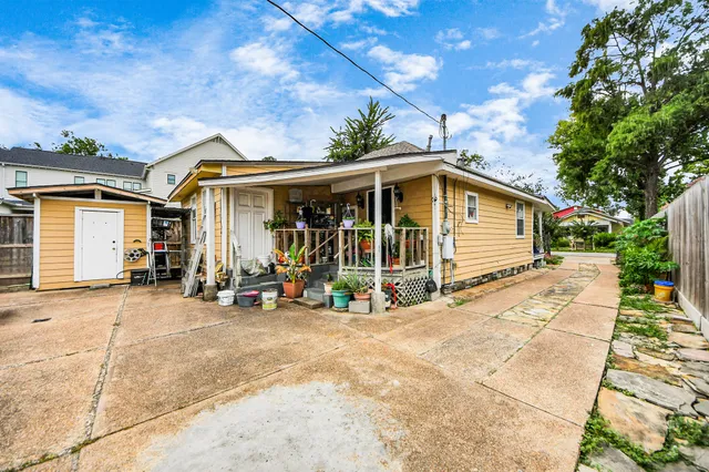 a view of a house with backyard