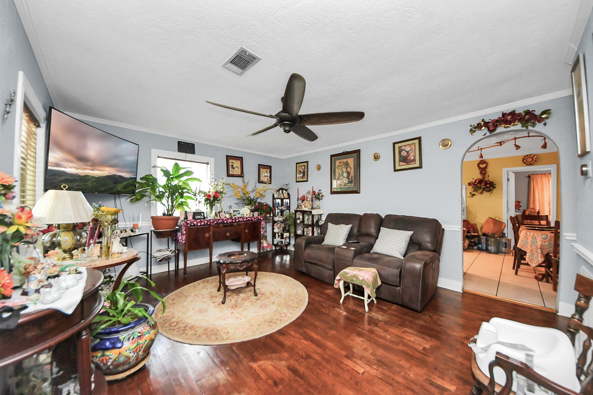 729 East 9th Street Houston, TX 77007 - Photo 14 of 35 a living room with furniture and wooden floor