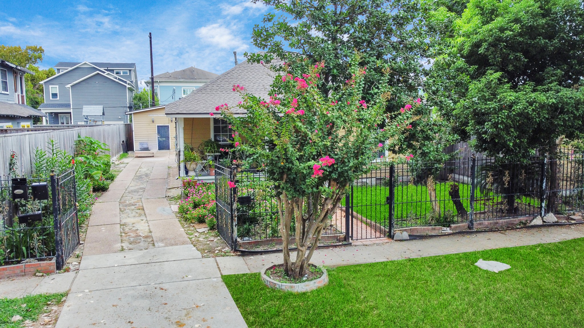 729 East 9th Street Houston, TX 77007 - Photo 2 of 35 a front view of a house with garden