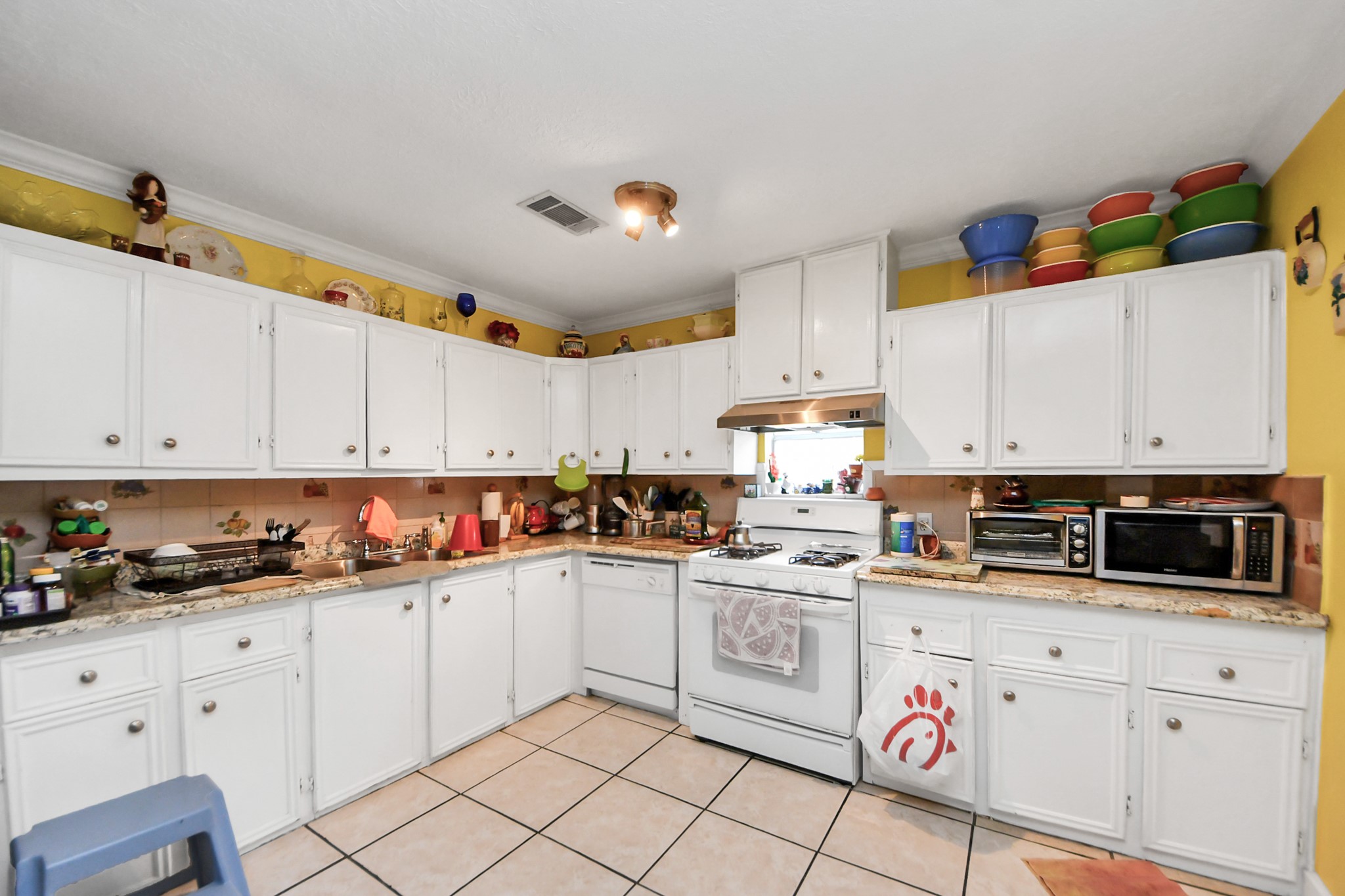 729 East 9th Street Houston, TX 77007 - Photo 21 of 35 a kitchen with cabinets a sink and white appliances