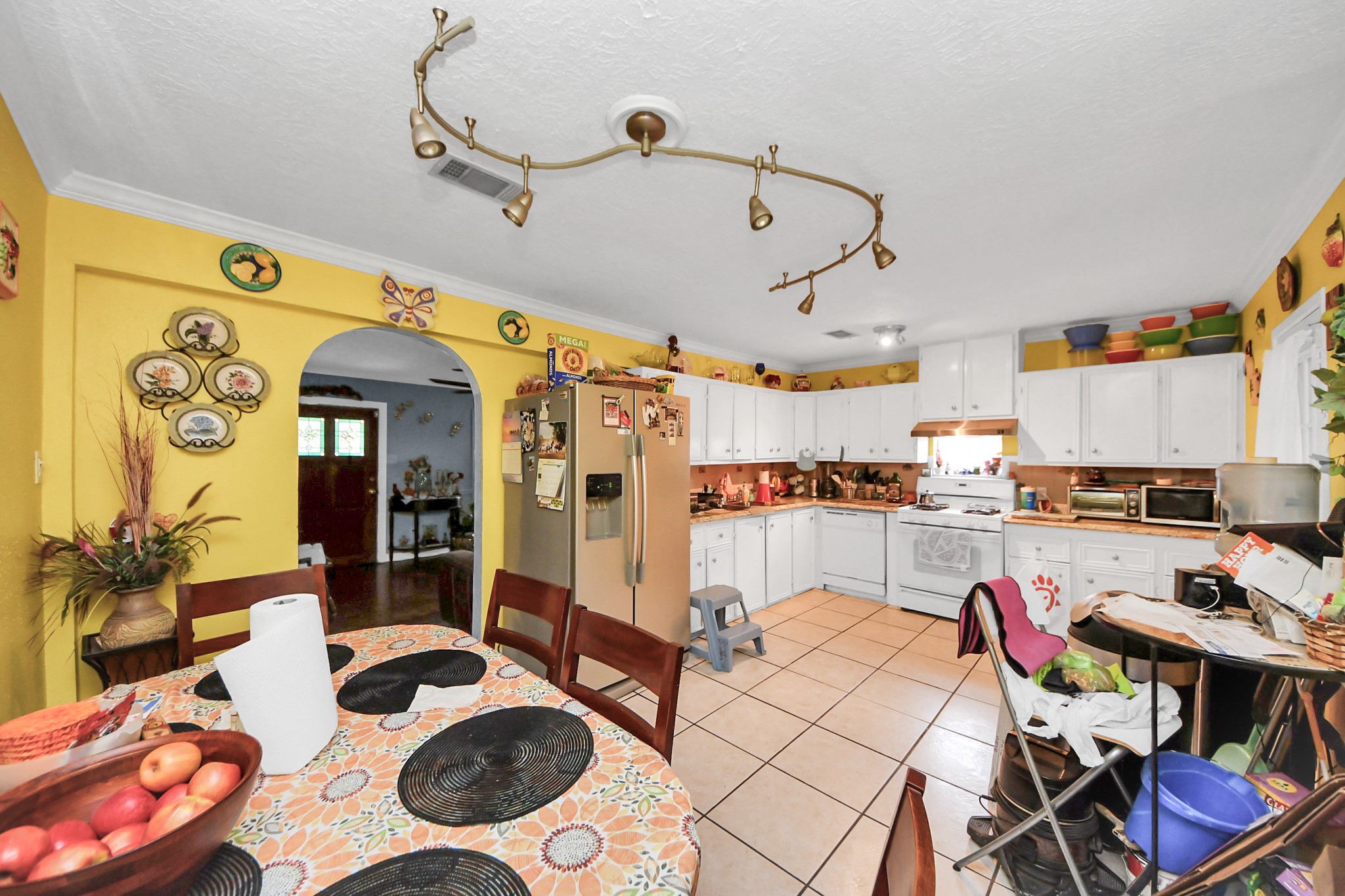 729 East 9th Street Houston, TX 77007 - Photo 22 of 35 a very nice looking dining room with a table and chairs
