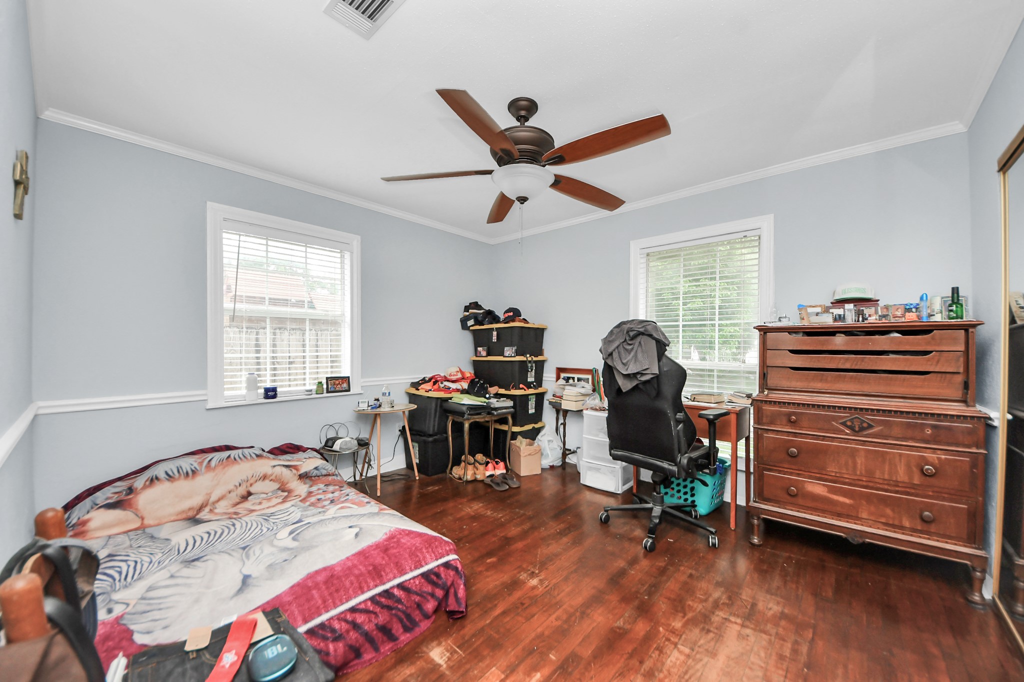 729 East 9th Street Houston, TX 77007 - Photo 25 of 35 a bed room with a bed closet and a window