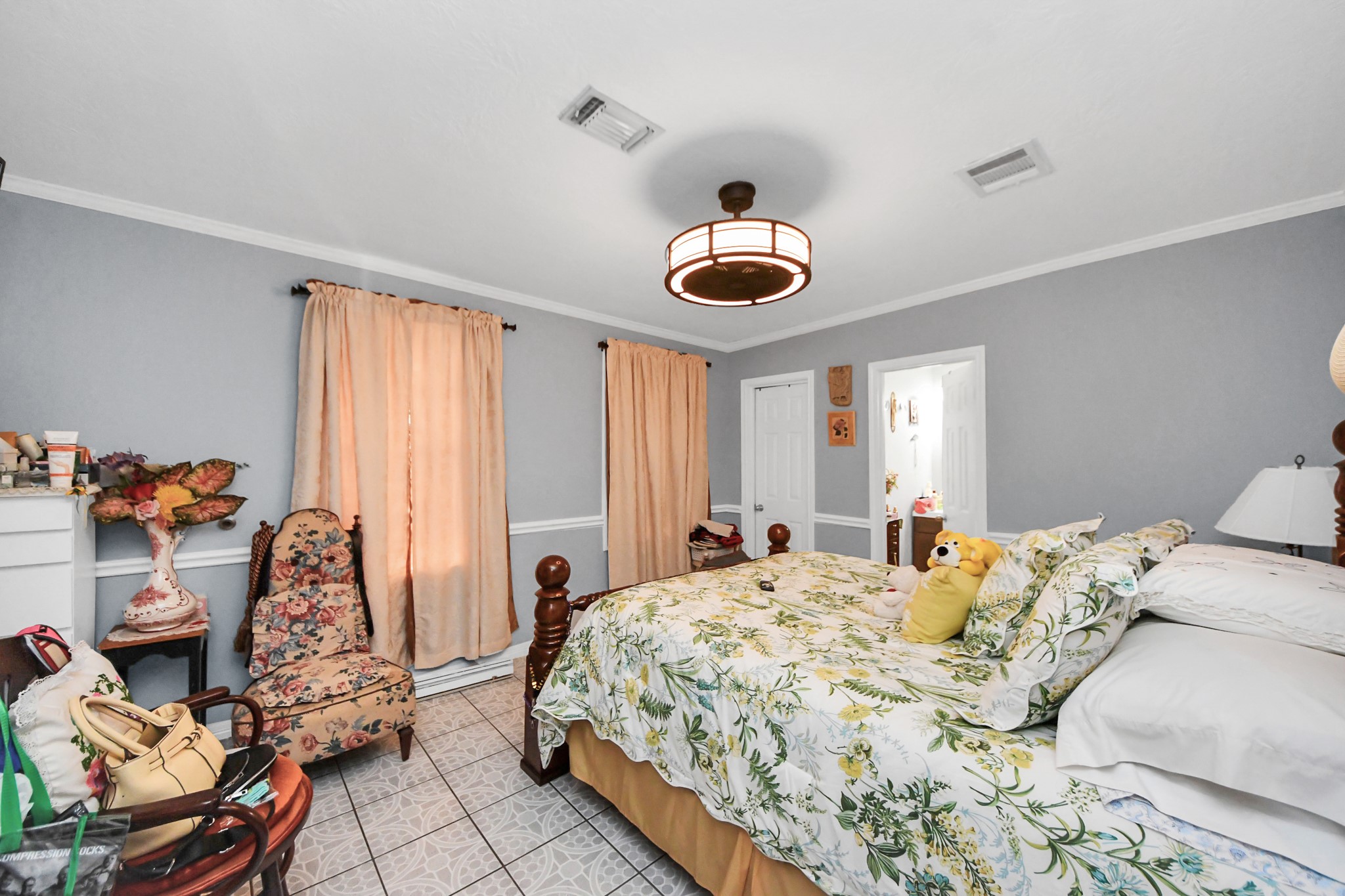 729 East 9th Street Houston, TX 77007 - Photo 26 of 35 a bedroom with a bed and a chandelier