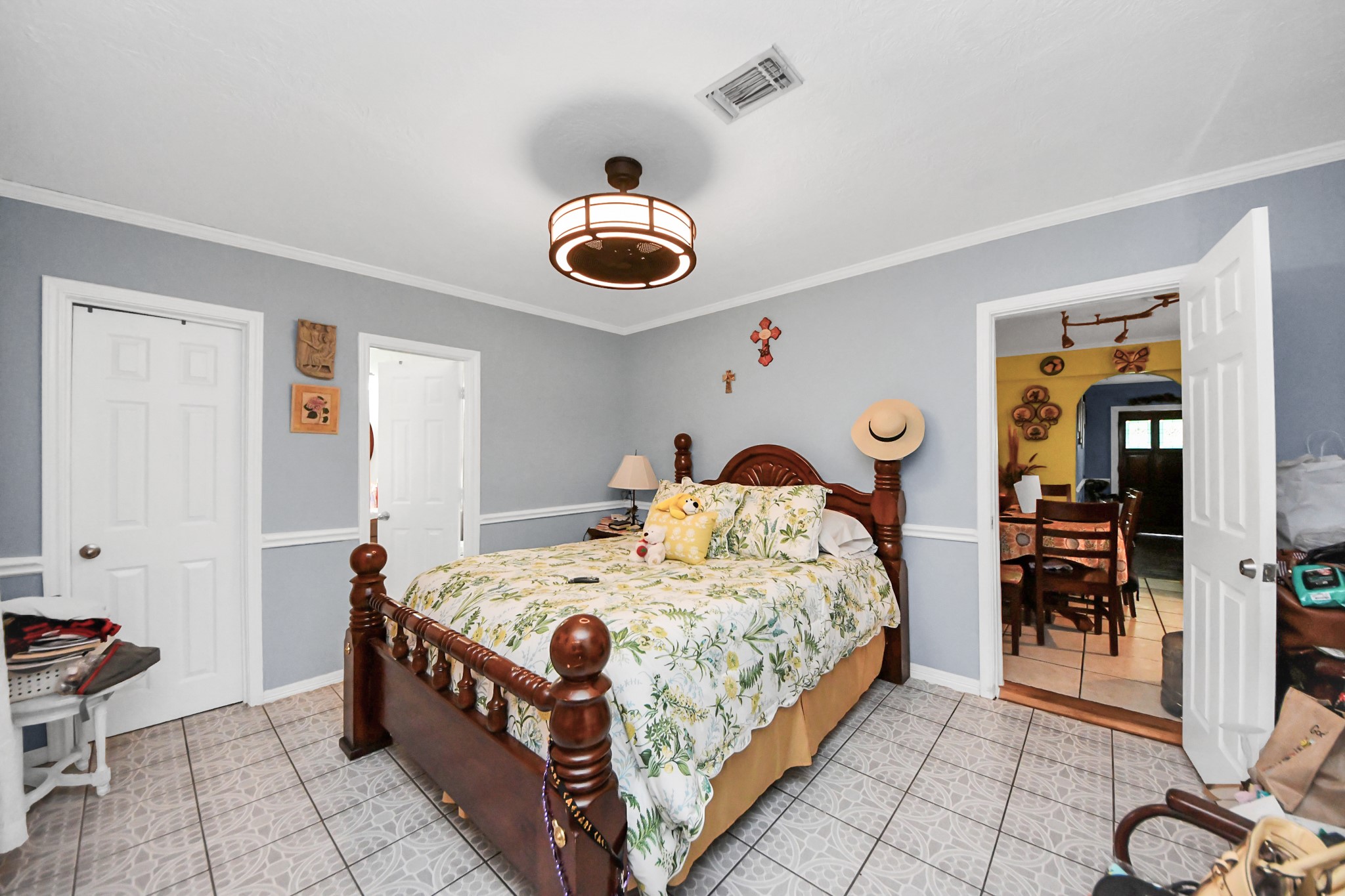 729 East 9th Street Houston, TX 77007 - Photo 27 of 35 a bedroom with a bed and a chandelier