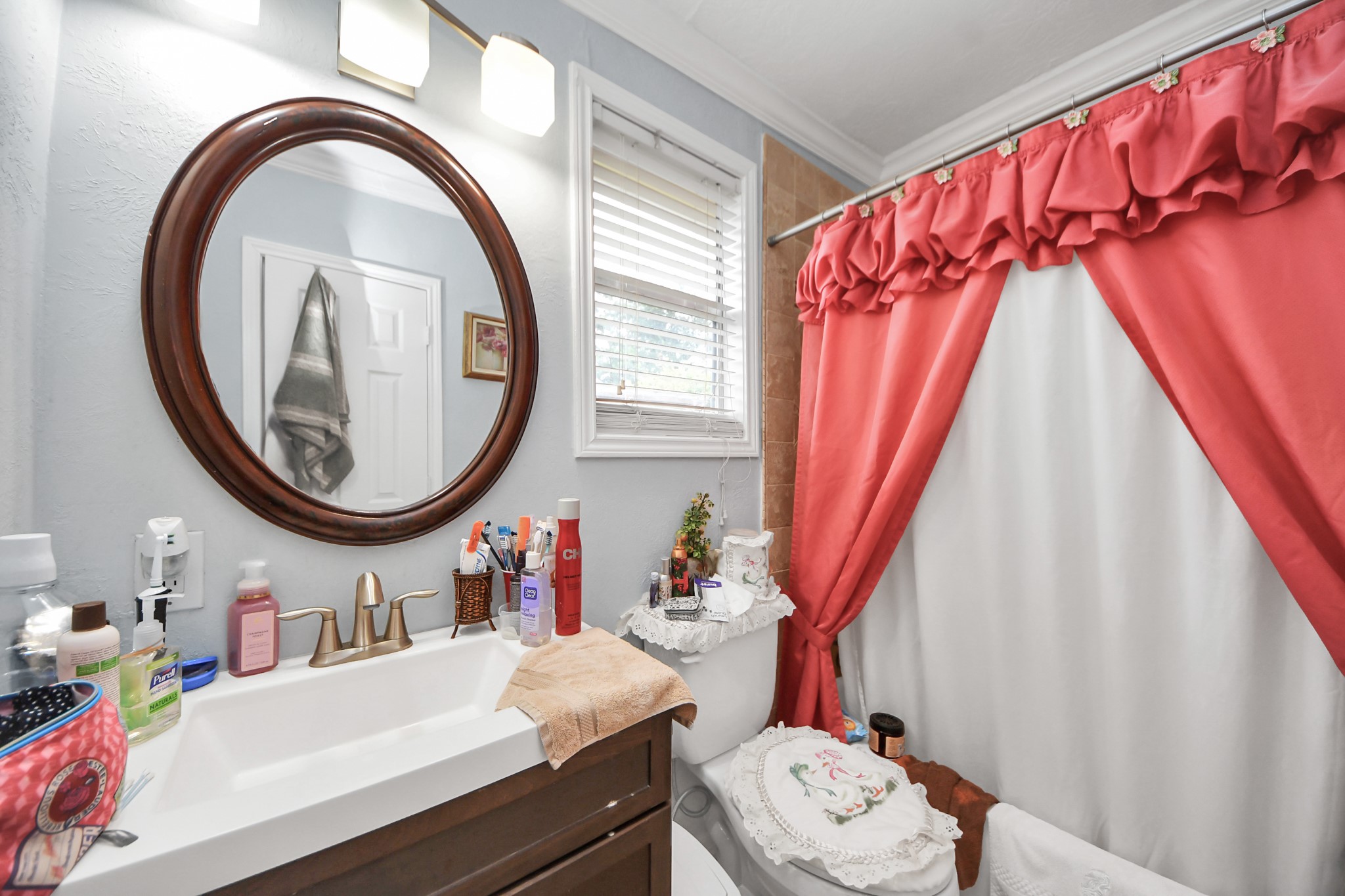 729 East 9th Street Houston, TX 77007 - Photo 28 of 35 a bathroom with a sink a mirror a vanity and a toilet