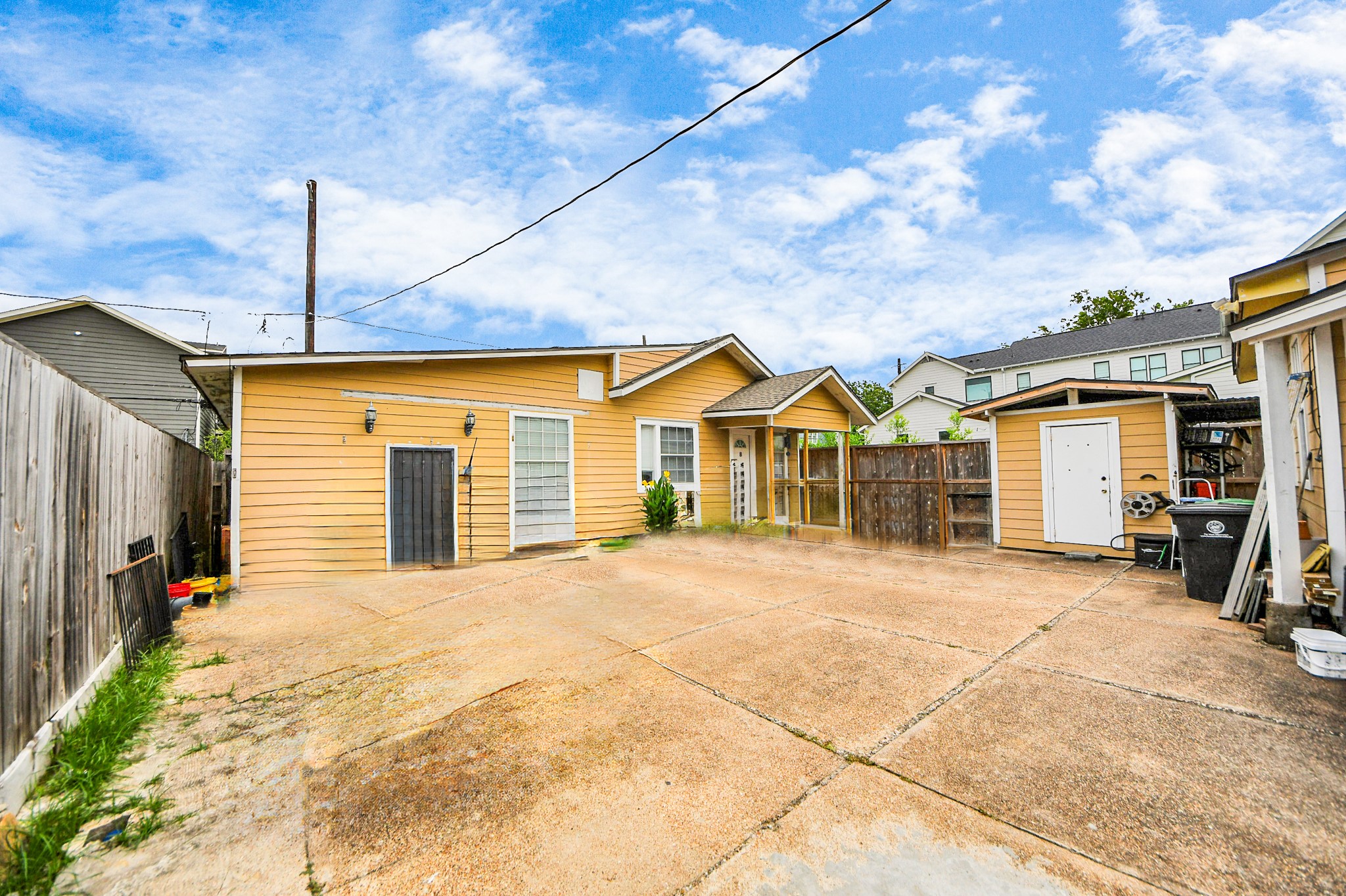 729 East 9th Street Houston, TX 77007 - Photo 29 of 35 a view of a house with a backyard and garage