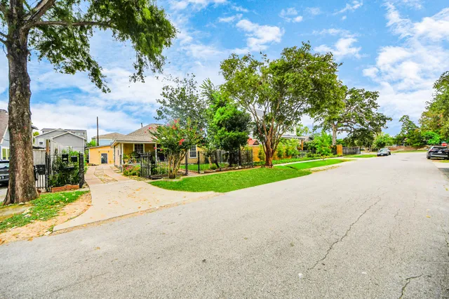 $850,000 | 729 East 9th Street, Houston, TX 77007