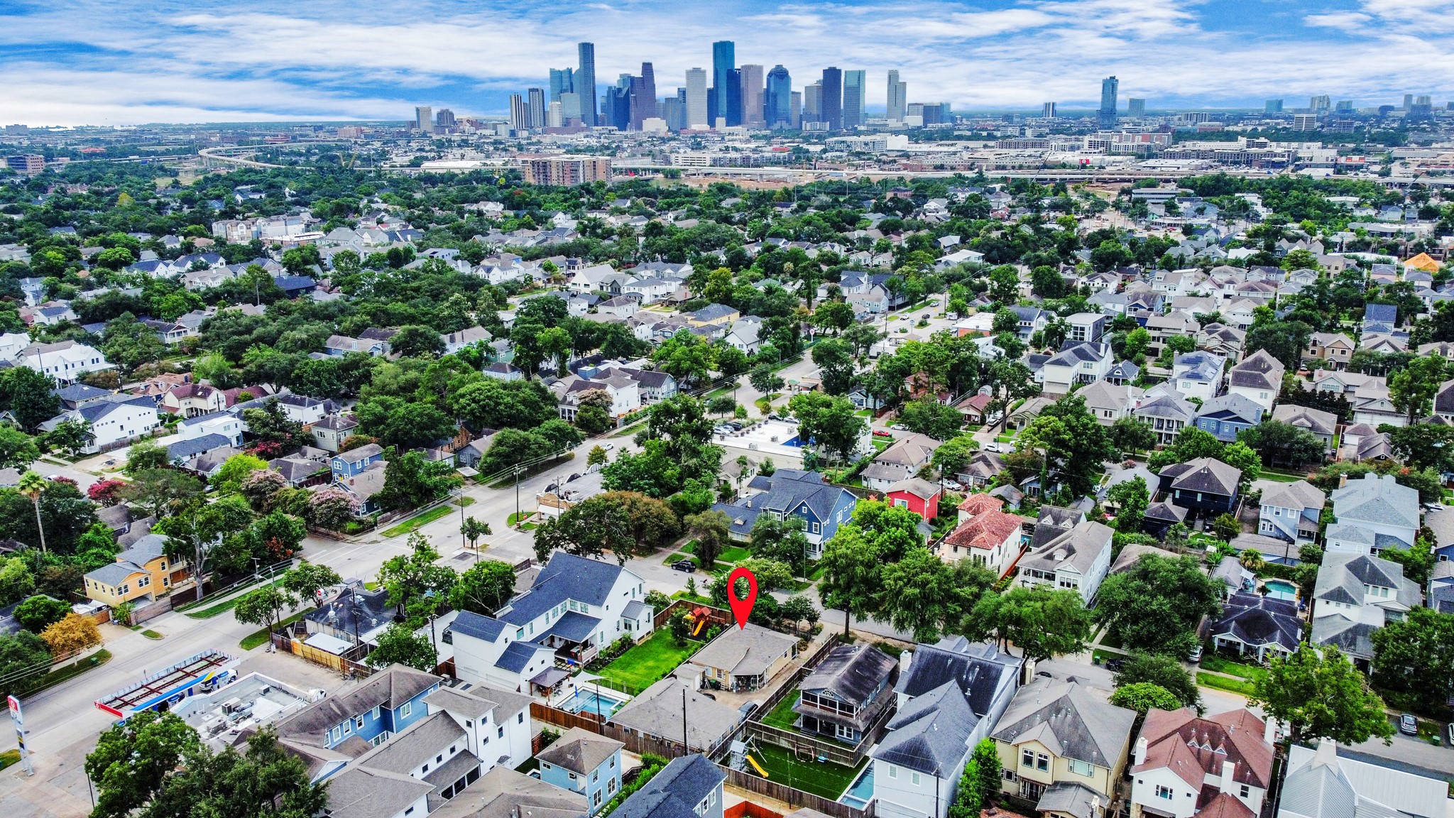 729 East 9th Street Houston, TX 77007 - Photo 6 of 35 an aerial view of a city with lots of residential buildings