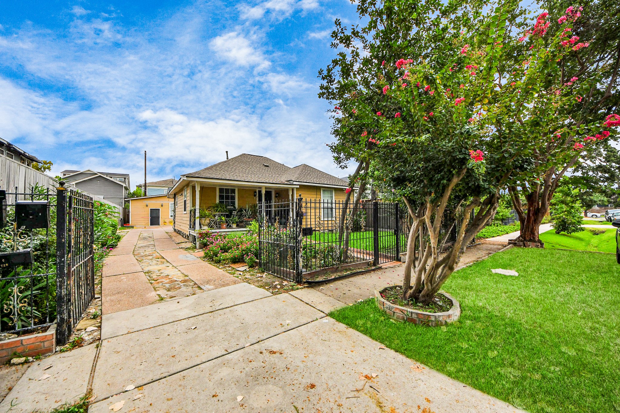 729 East 9th Street Houston, TX 77007 - Photo 8 of 35 a front view of a house with a garden