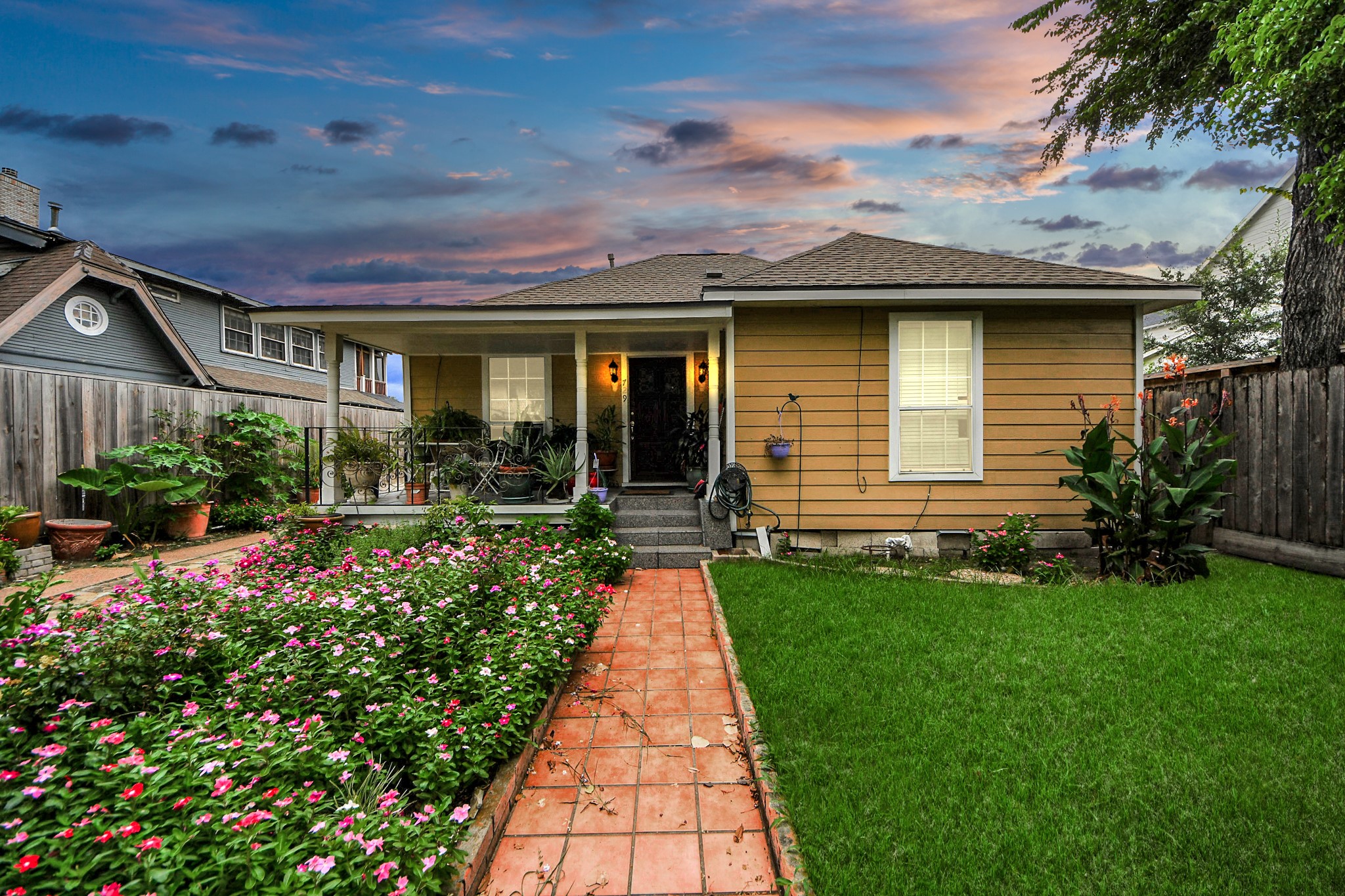 729 East 9th Street Houston, TX 77007 - Photo 10 of 35 a front view of a house with a yard