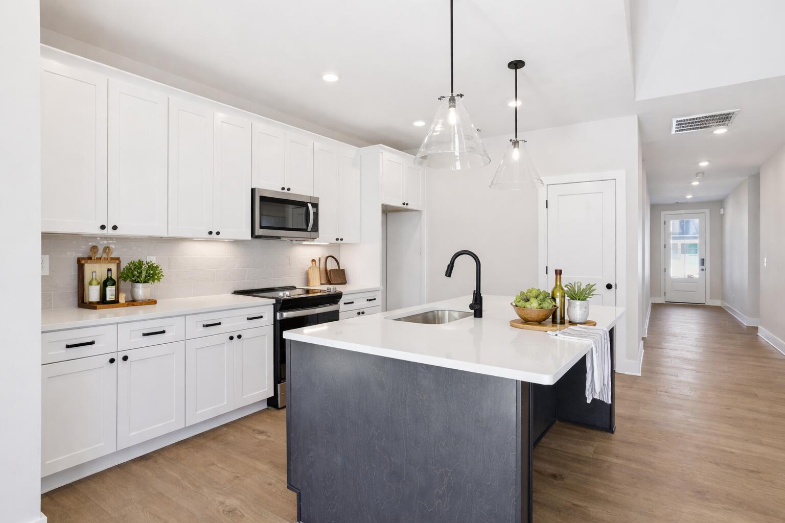 2544 Butlers Green Circle, Unit 4 Chattanooga, TN 37421 - Photo 8 of 22 Modern kitchen with elegant decor