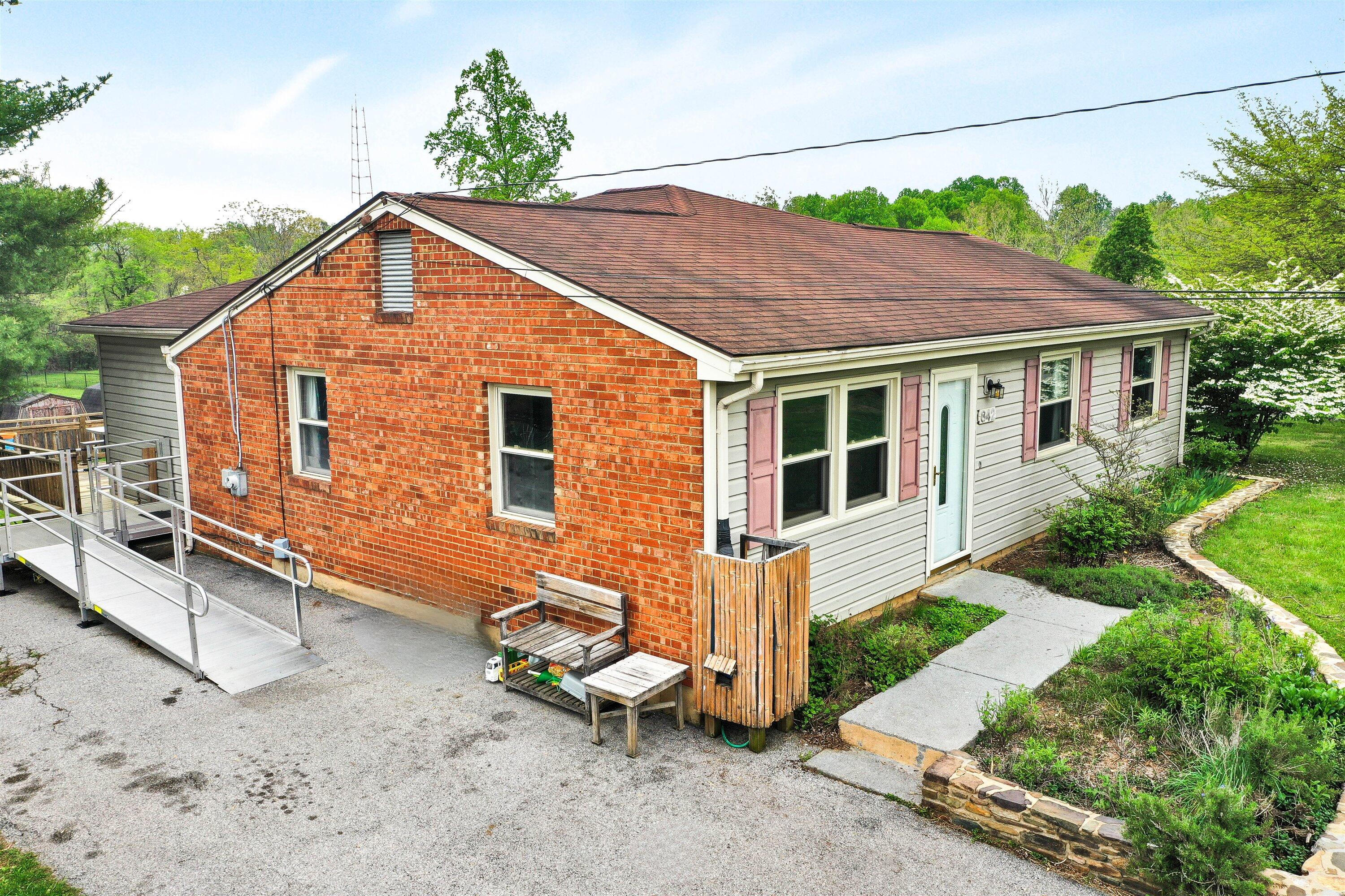 842 North Mill Road Salem, VA 24153 - Photo 2 of 37 02-092fbcad-e4c6-4b45-85ad-7a7babda4295