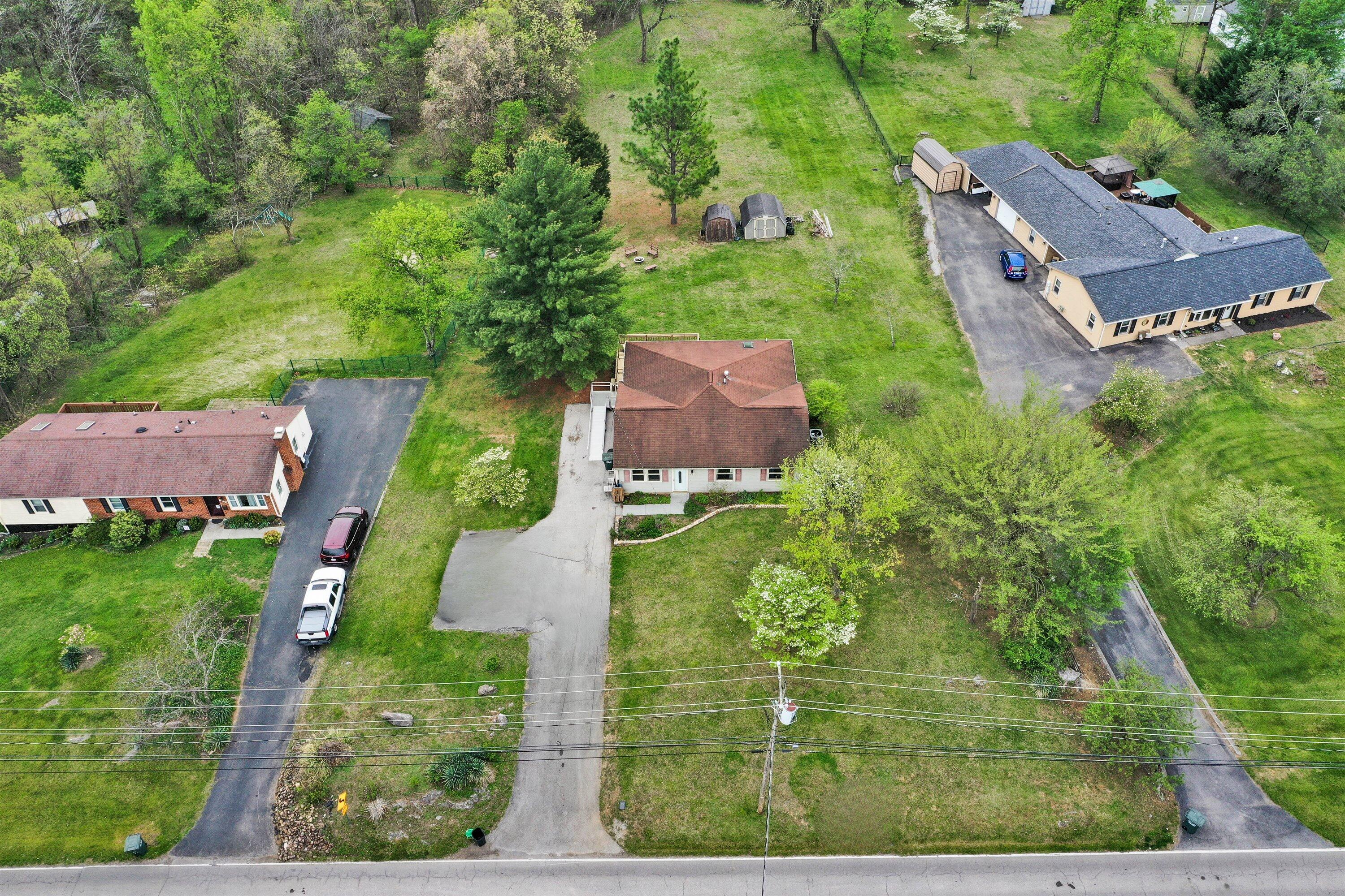 842 North Mill Road Salem, VA 24153 - Photo 3 of 37 04-0adafe85-5310-4878-ba8f-c9835d000d23
