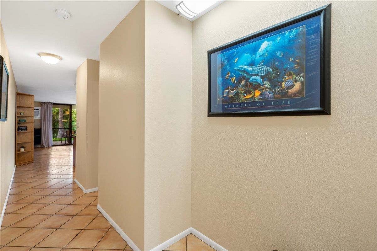 2695 South Kihei Road, Unit 6109 Kihei, HI 96753 - Photo 20 of 49 a view of a hallway with interior of the house