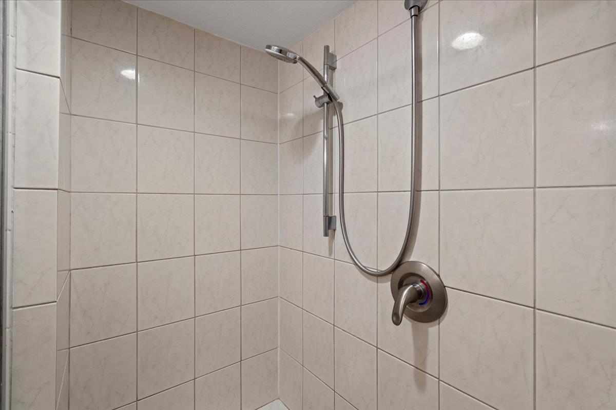 2695 South Kihei Road, Unit 6109 Kihei, HI 96753 - Photo 24 of 49 a bathroom with a shower