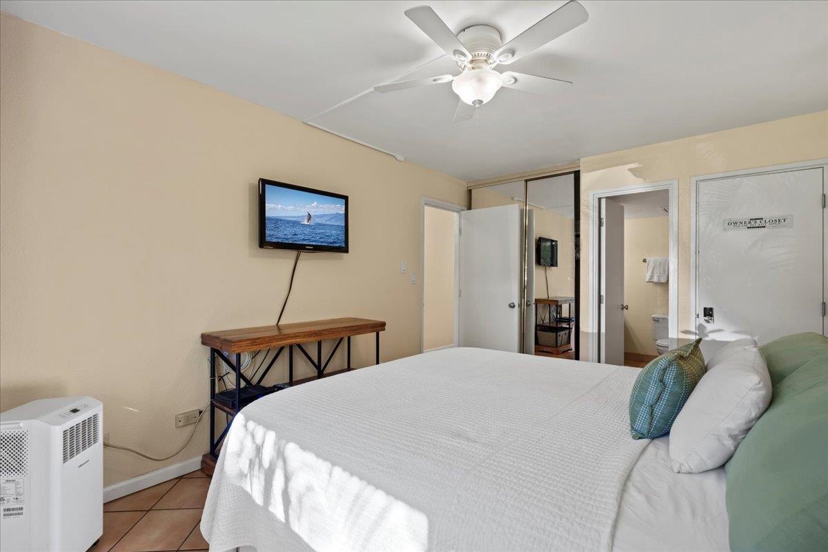 2695 South Kihei Road, Unit 6109 Kihei, HI 96753 - Photo 26 of 49 a bedroom with a bed and a lamp