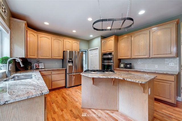 $825,000 | 24607 Northeast 72nd Street, Redmond, WA 98053