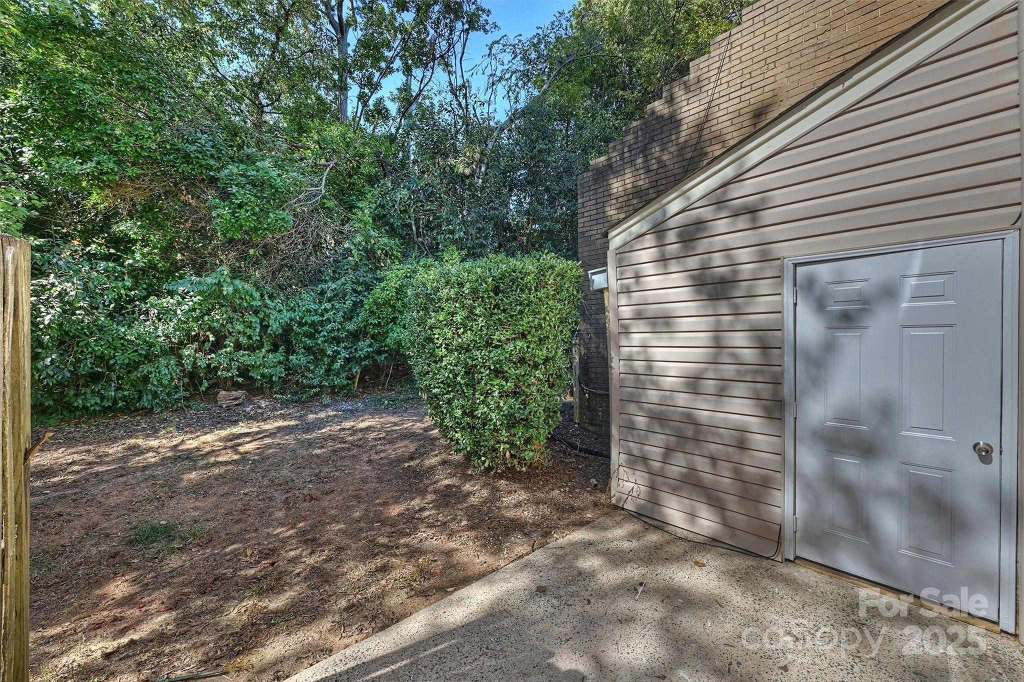 951 Hollywood Street, Unit F Charlotte, NC 28211 - Photo 31 of 42 a view of a backyard