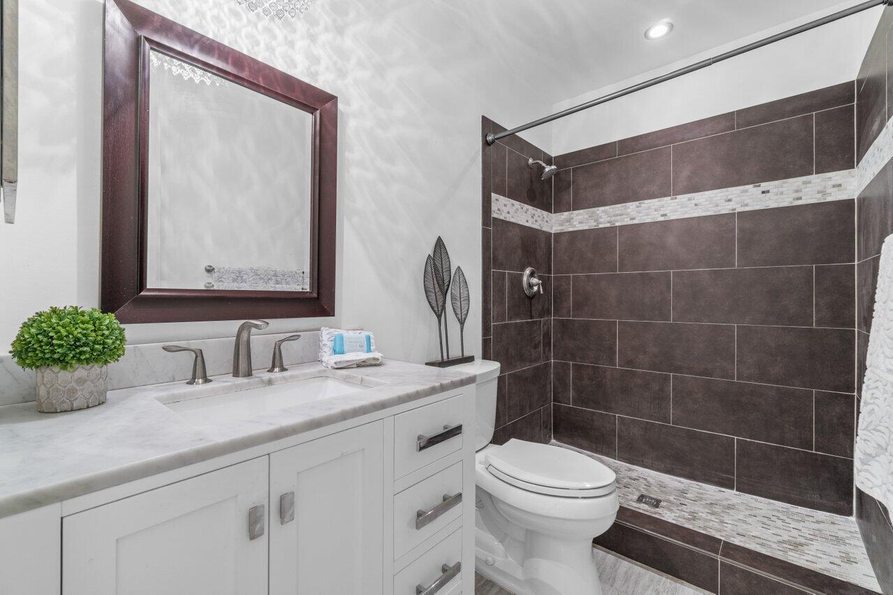 9240 Sabal Ridge Circle, Unit B Boca Raton, FL 33428 - Photo 16 of 22 Updated guest bath